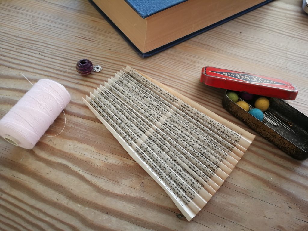 bookfolding papirengel diy